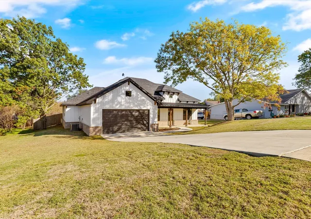 Homes for sale in Joshua, TX | 703 Ridgeway Rd, Joshua, TX 76058 | MLS# 21173181