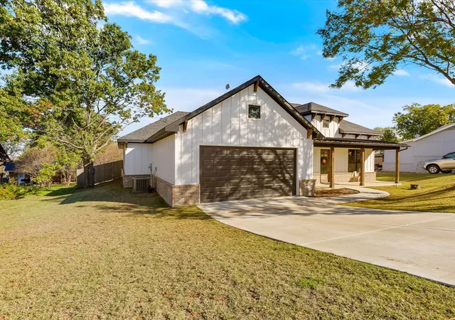Homes for sale in Joshua, TX | 703 Ridgeway Rd, Joshua, TX 76058 | MLS# 21173181