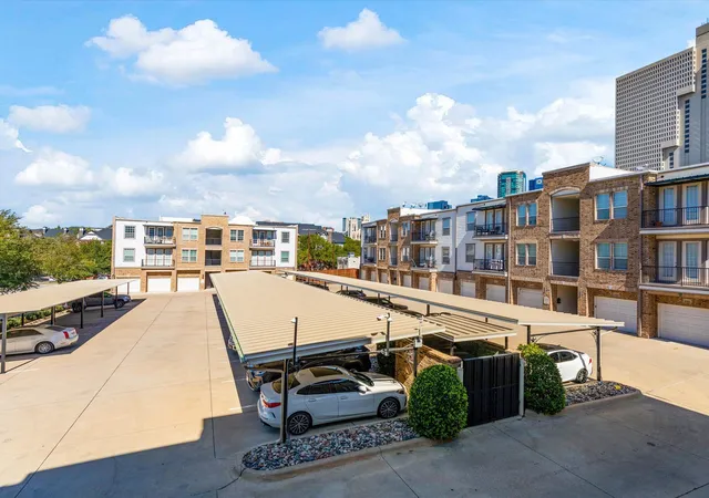 2nd image of 950 Henderson St, Fort Worth, TX 76102