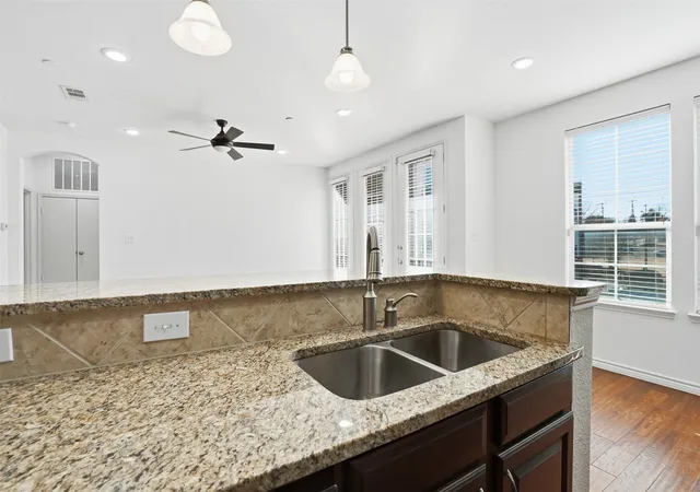 5th image of 950 Henderson St #1214, Fort Worth, TX 76102 | MLS# 21173066
