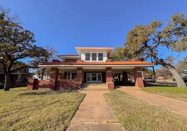 Photo 1 of Single family home for sale at 211 Nw 4th Ave, Mineral Wells, TX 76067 | MLS# 21151706 | Listing updated on 2026-08-12