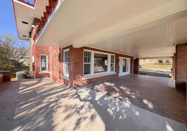 Photo 3 of Single family home for sale at 211 Nw 4th Ave, Mineral Wells, TX 76067 | MLS# 21151706 | Listing updated on 2026-08-12