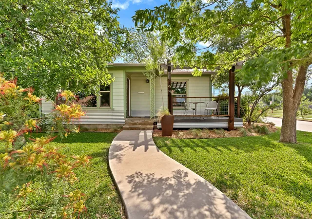 Photo 2 of Sale Pending at 2837 Townsend Dr, Fort Worth, TX 76110 | MLS# 21172305 | Listing updated on 2026-07-22