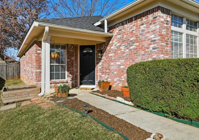 Photo 2 of Sale Pending at 739 Thousand Oaks Dr, Lake Dallas, TX 75065 | MLS# 21170219 | Listing updated on 2026-07-04