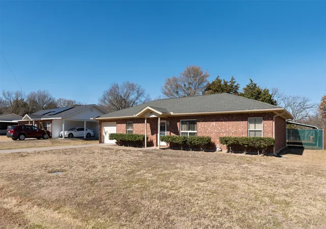 Photo 2 of Single family home for sale at 924 Guam St, Tool, TX 75143 | MLS# 21173717 | Listing updated on 2026-07-19