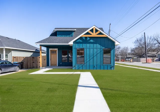Photo 1 of Sale Pending at 2613 Walker St, Fort Worth, TX 76105 | MLS# 21167680 | Listing updated on 2026-08-26