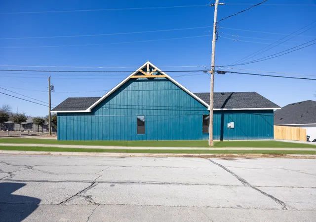 Photo 3 of Sale Pending at 2613 Walker St, Fort Worth, TX 76105 | MLS# 21167680 | Listing updated on 2026-08-26