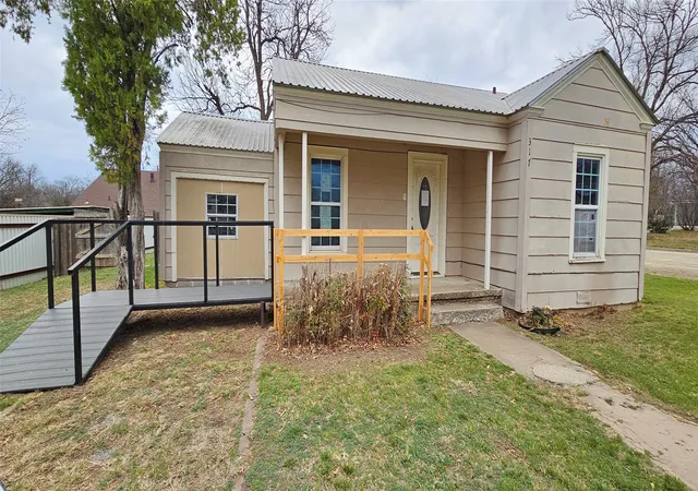 Homes for sale in Coleman, TX | 317 E 10th St, Coleman, TX 76834 | MLS# 21174300