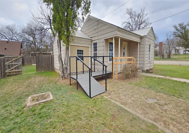 Homes for sale in Coleman, TX | 317 E 10Th St, Coleman, TX 76834 | MLS# 21174300