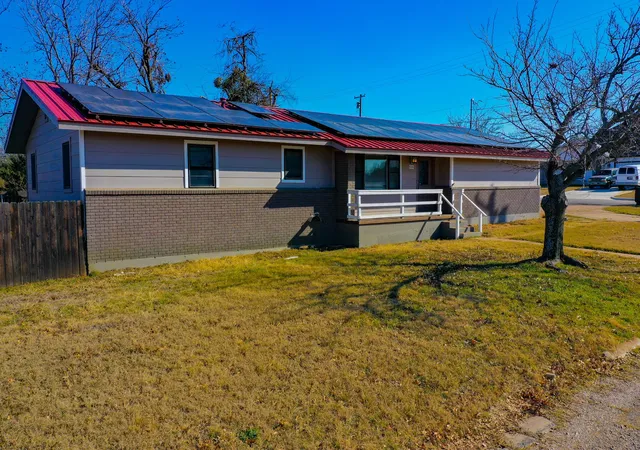 Homes for sale in Jacksboro, TX | 202 N 10th St, Jacksboro, TX 76458 | MLS# 21174965