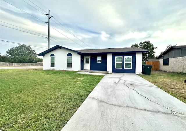 Photo 1 of Single family home for sale at 1322 Shorecrest Dr, Garland, TX 75040 | MLS# 21175414 | Listing updated on 2026-08-27