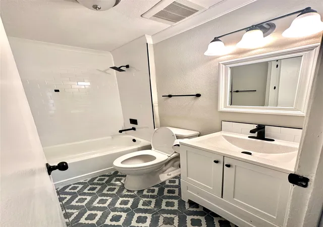 Photo 4 of Single family home for sale at 1322 Shorecrest Dr, Garland, TX 75040 | MLS# 21175414 | Listing updated on 2026-08-27