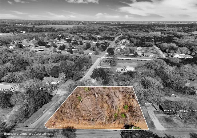 Photo 2 of Sale Pending at 105 Parker Ln, Waco, TX 76705 | MLS# 21175370 | Listing updated on 2026-05-11