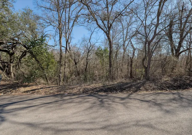 Photo 3 of Sale Pending at 105 Parker Ln, Waco, TX 76705 | MLS# 21175370 | Listing updated on 2026-05-11