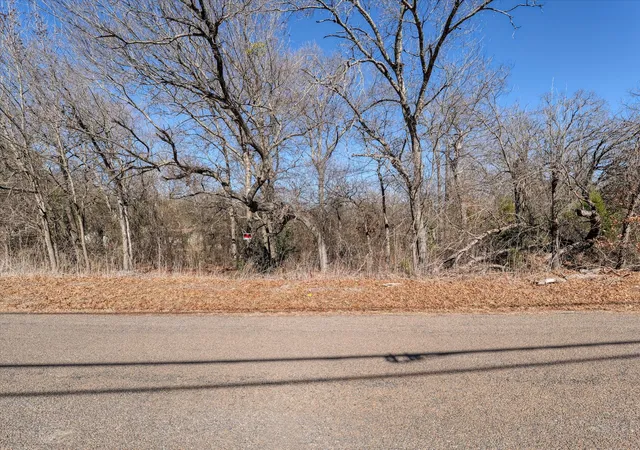 Photo 3 of Sale Pending at 105 Parker Ln, Waco, TX 76705 | MLS# 21175370 | Listing updated on 2026-05-11