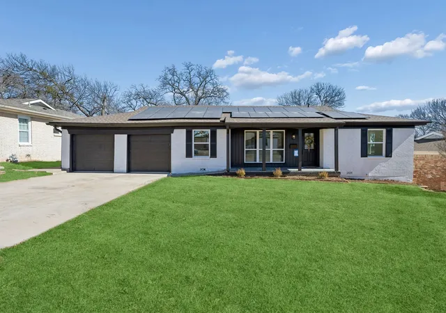 Homes for sale in Bedford, TX | 808 Lee Dr, Bedford, TX 76022 | MLS# 21175677