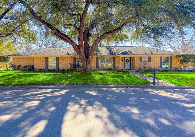 Photo 1 of Single family home for sale at 2013 Glenwood Cir, Corsicana, TX 75110 | MLS# 21174715 | Listing updated on 2026-07-09