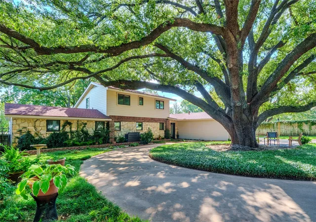 Photo 3 of Single family home for sale at 218 N Broadway Rd, Azle, TX 76020 | MLS# 21174793 | Listing updated on 2026-08-09