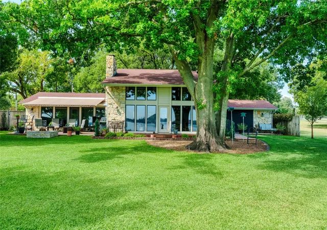 Photo 4 of Single family home for sale at 218 N Broadway Rd, Azle, TX 76020 | MLS# 21174793 | Listing updated on 2026-08-09