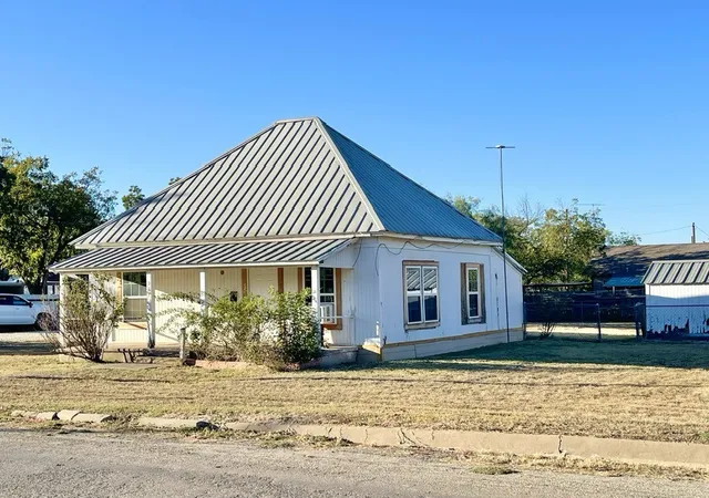 Photo 1 of Single family home for sale at 301 E 10th St, Coleman, TX 76834 | MLS# 21176230 | Listing updated on 2026-07-06