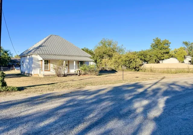 Homes for sale in Coleman, TX | 301 E 10th St, Coleman, TX 76834 | MLS# 21176230