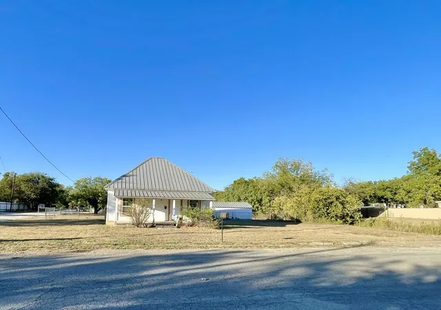 Homes for sale in Coleman, TX | 301 E 10Th St, Coleman, TX 76834 | MLS# 21176230