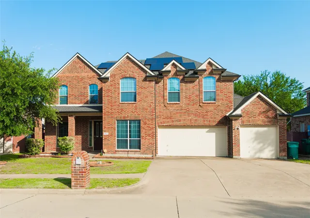 Photo 1 of Sale Pending at 662 Oak Creek Dr, Cedar Hill, TX 75104 | MLS# 21167923 | Listing updated on 2026-08-24