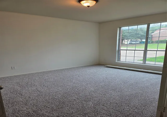 Photo 3 of Sale Pending at 662 Oak Creek Dr, Cedar Hill, TX 75104 | MLS# 21167923 | Listing updated on 2026-08-24