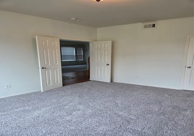 Photo 3 of Sale Pending at 662 Oak Creek Dr, Cedar Hill, TX 75104 | MLS# 21167923 | Listing updated on 2026-08-24