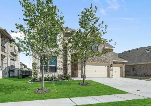 Photo 3 of Sale Pending at 305 Bowrider Ln, Granbury, TX 76049 | MLS# 21176367 | Listing updated on 2026-10-01