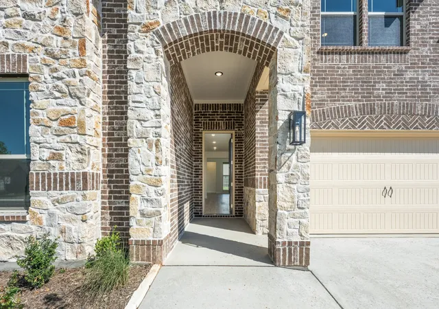 Photo 3 of Sale Pending at 305 Bowrider Ln, Granbury, TX 76049 | MLS# 21176367 | Listing updated on 2026-10-01