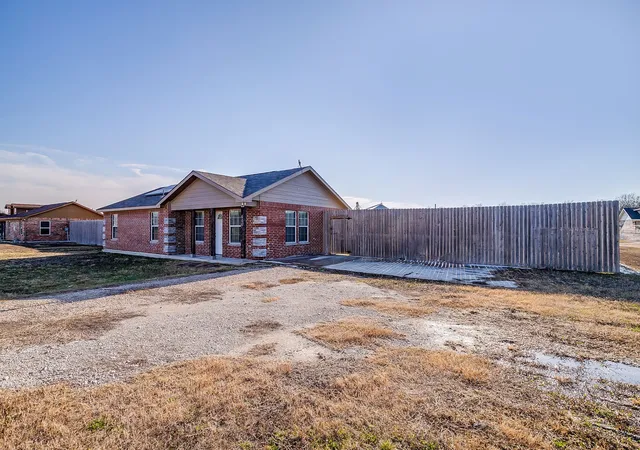 Homes for sale in Itasca, TX | 606 S Aquilla St, Itasca, TX 76055 | MLS# 21175306