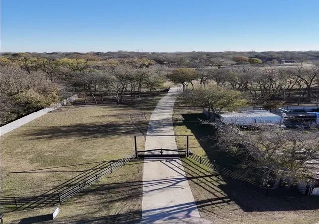 Homes for sale in Alvarado, TX | 402 N Parkway Dr, Alvarado, TX 76009 | MLS# 21176849