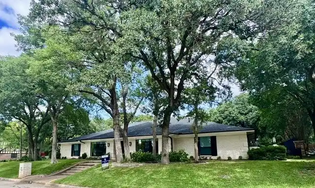 Photo 1 of Single family home for sale at 501 N Havenwood Ln, Fort Worth, TX 76112 | MLS# 21174641 | Listing updated on 2026-10-29