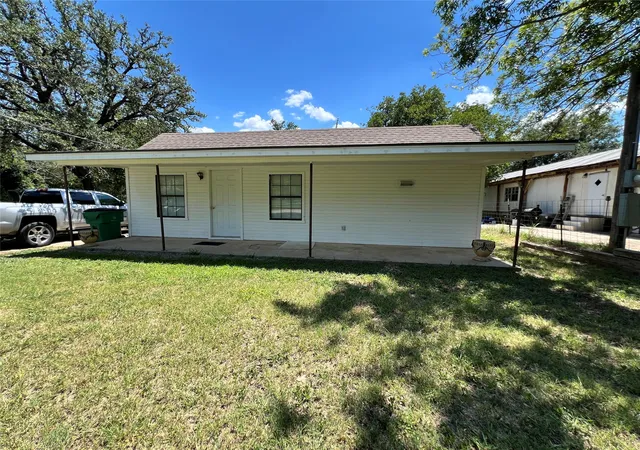 Homes for sale in Hamilton, TX | 104 E Little St, Hamilton, TX 76531 | MLS# 21177417