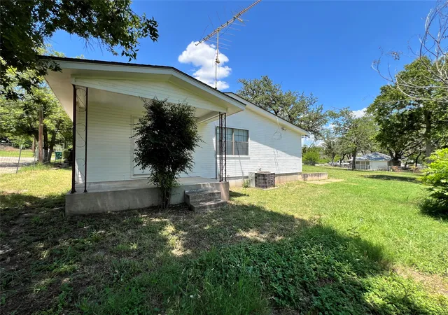 Homes for sale in Hamilton, TX | 104 E Little St, Hamilton, TX 76531 | MLS# 21177417