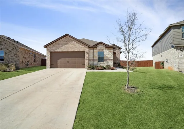 Photo 3 of Single family home for sale at 105 Driftoak Dr, Boyd, TX 76023 | MLS# 21175012 | Listing updated on 2026-09-25