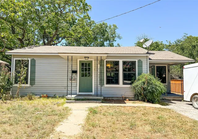 Photo 3 of Multi family home for sale at 1425, 1435, 420 Groesbeck & Lillian, Stephenville, TX 76401 | MLS# 21174858 | Listing updated on 2026-09-24