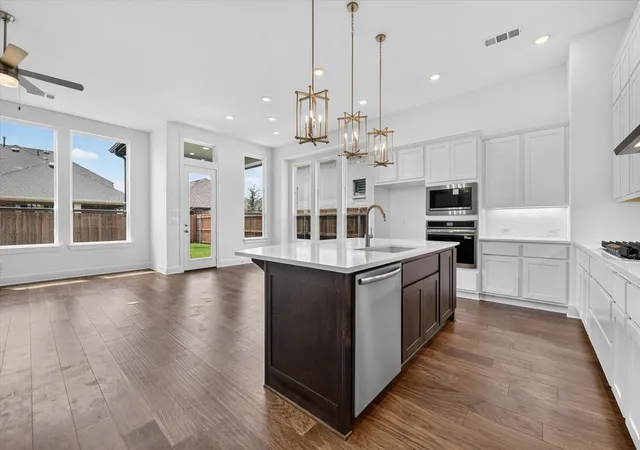 Photo 3 of Single family home for sale at 7828 Pondview Ln, Fort Worth, TX 76123 | MLS# 21178792 | Listing updated on 2026-09-28