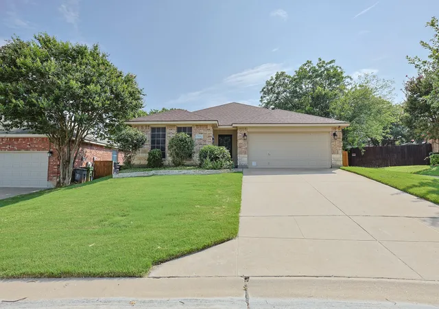 Photo 1 of Single family home for sale at 211 Carriage Dr, Willow Park, TX 76087 | MLS# 21177015 | Listing updated on 2026-08-24