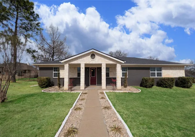 Homes for sale in Granbury, TX | 6920 Westover Dr, Granbury, TX 76049 | MLS# 21178799