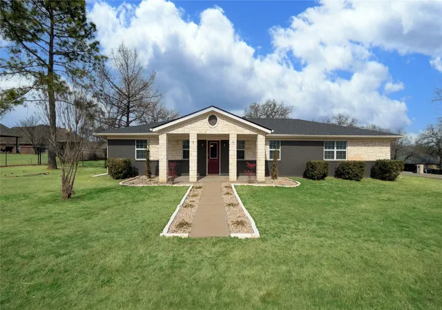 Homes for sale in Granbury, TX | 6920 Westover Dr, Granbury, TX 76049 | MLS# 21178799
