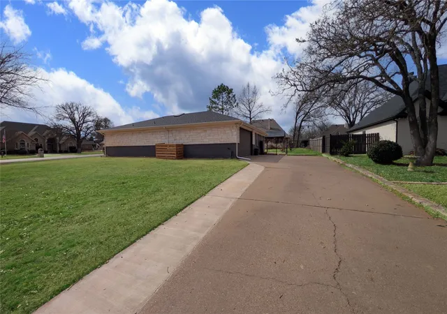 Homes for sale in Granbury, TX | 6920 Westover Dr, Granbury, TX 76049 | MLS# 21178799