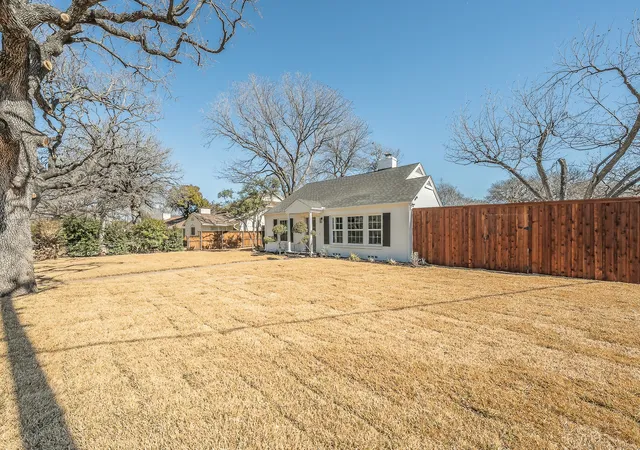 2nd image of 100 Crestwood Dr, Fort Worth, TX 76107 | MLS# 21179023