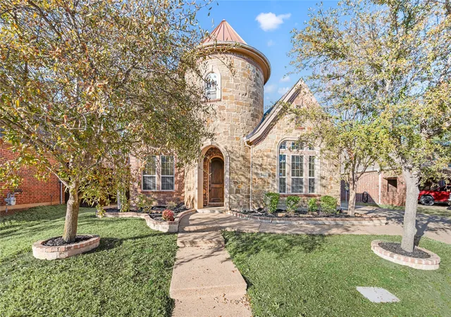 Homes for sale in Euless, TX | 1010 Lost Valley Dr, Euless, TX 76039 | MLS# 21179609