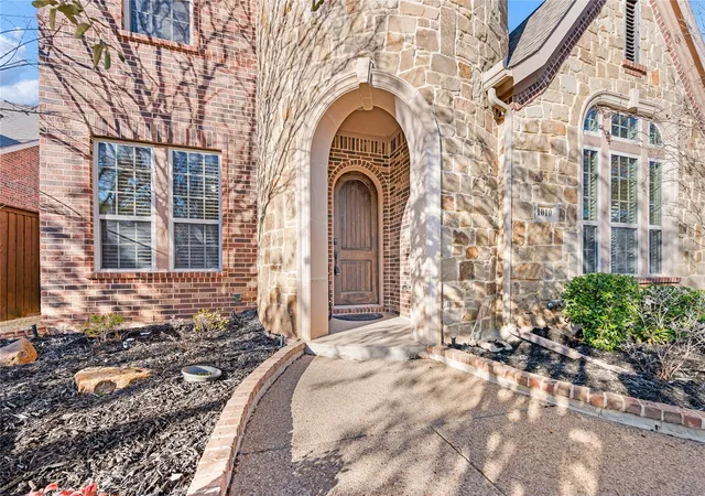 Homes for sale in Euless, TX | 1010 Lost Valley Dr, Euless, TX 76039 | MLS# 21179609
