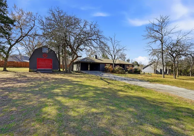 Homes for sale in Gainesville, TX | 716 Kiowa Dr E, Gainesville, TX 76240 | MLS# 21177789