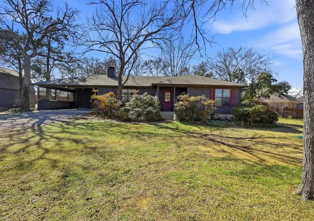 Homes for sale in Gainesville, TX | 716 Kiowa Dr E, Gainesville, TX 76240 | MLS# 21177789