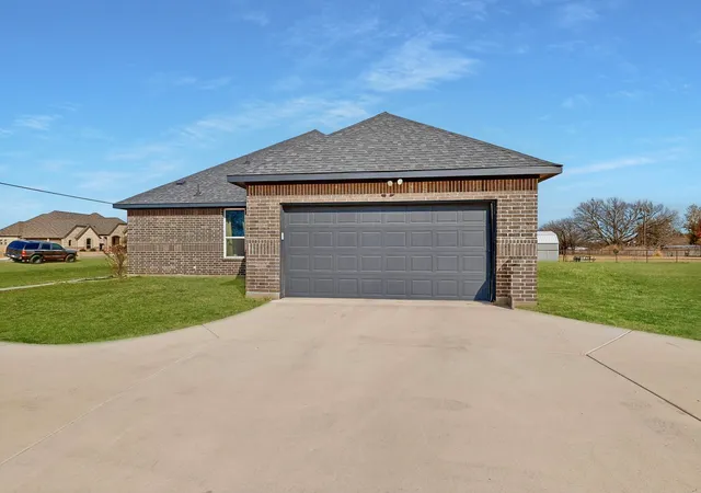 Photo 3 of Single family home for sale at 129 Altom Rd, Springtown, TX 76082 | MLS# 21178217 | Listing updated on 2026-08-18