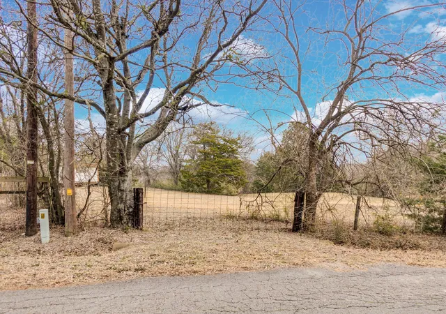 2nd image of 810 Truman Cir, Lancaster, TX 75146 | MLS# 21180063